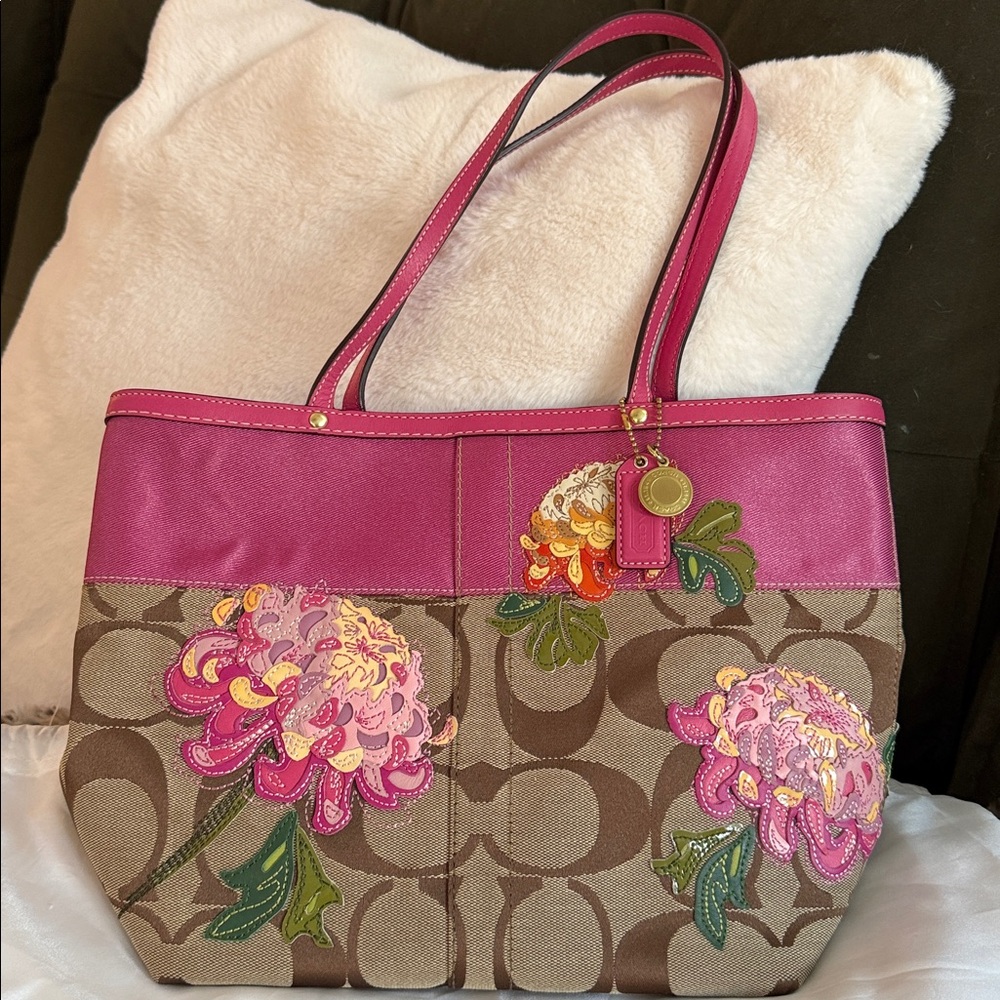 COACH FLORAL APPLIQUÉ TOTE!
